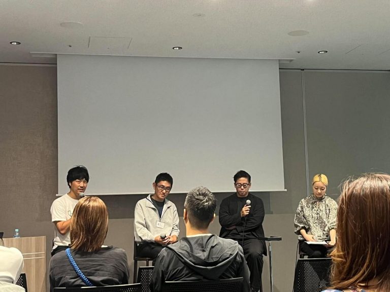 パネルに並んだ登壇者4名。左から坂田さん、宮崎、柳本さん、司会の松尾さん
