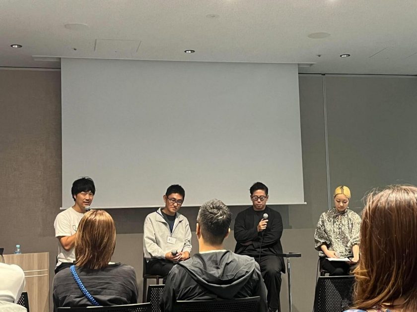 パネルに並んだ登壇者4名。左から坂田さん、宮崎、柳本さん、司会の松尾さん