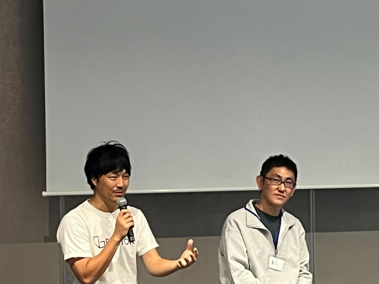 マイクを持って話す坂田さんと、隣で聞く宮崎
